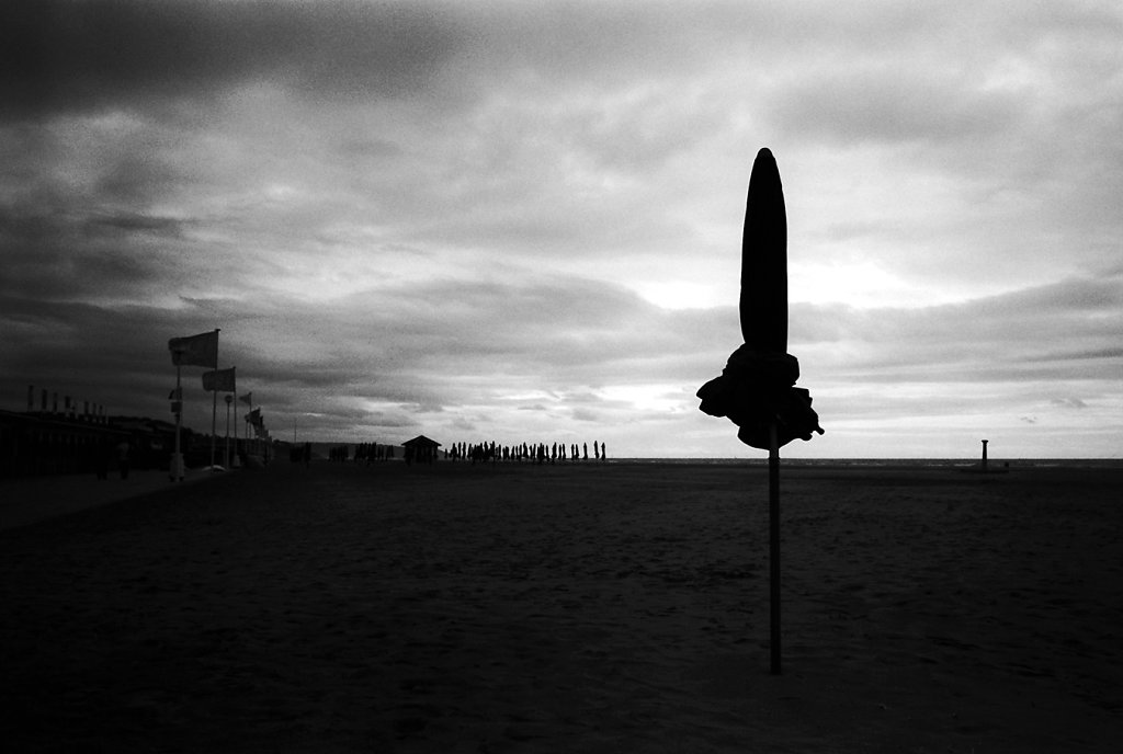 M6-deauville-parasol-orphelin-W-019-2-rd1350.jpg